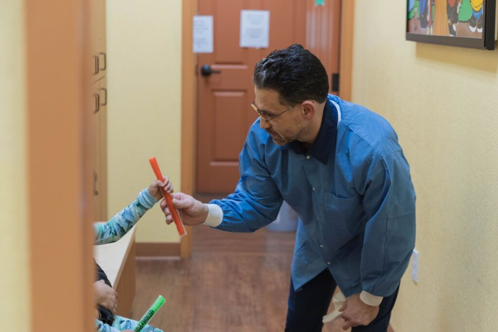 A dentist congratulating a child on a healthy smile